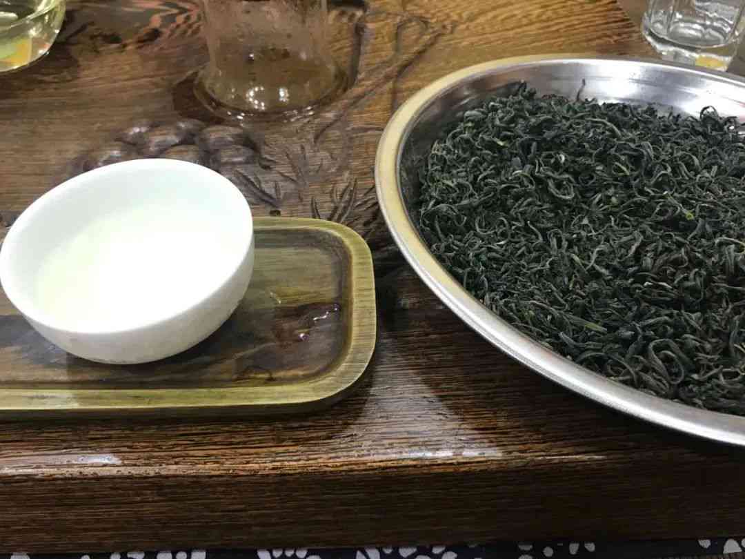 新普洱茶表面长白点黄点：正常现象还是品质问题？