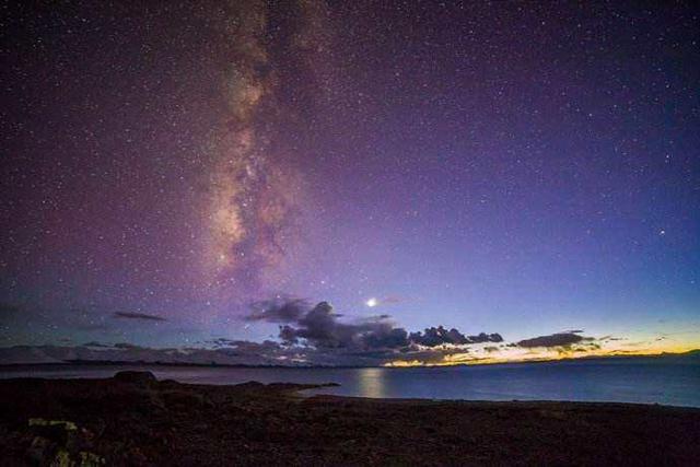 翡翠星空蓝：夜幕下的宝石色彩与天空蓝的浪漫邂逅