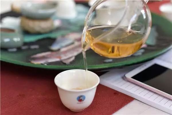 普洱茶饼怎么辨别纯料真假：7个方法教你鉴别真假普洱茶饼