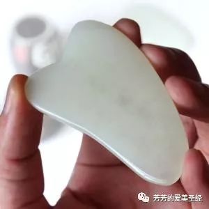 面部刮痧板材质比较：玉石和牛角哪个更好？