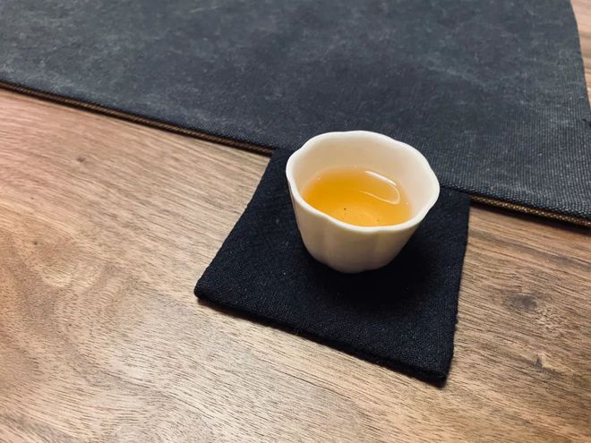 探索陈年普洱茶的魅力：之一杯茶是如何影响你的品饮体验的？