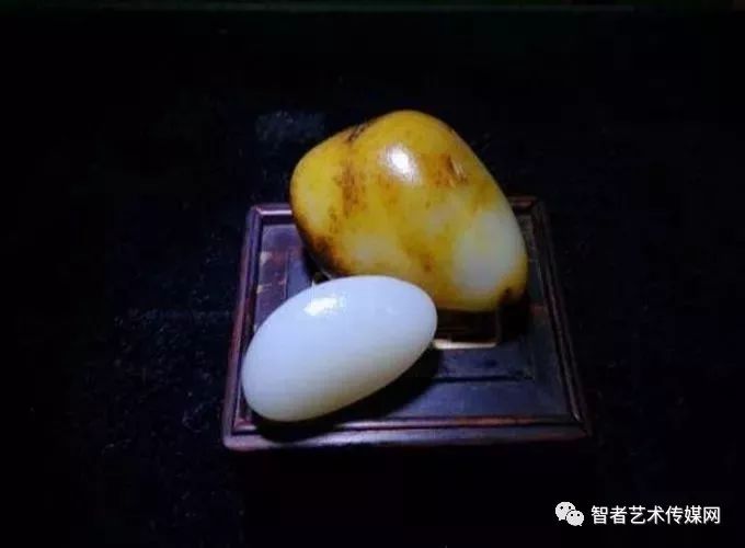 和田玉籽料手串带皮好还是不带皮好看？佩戴效果如何？