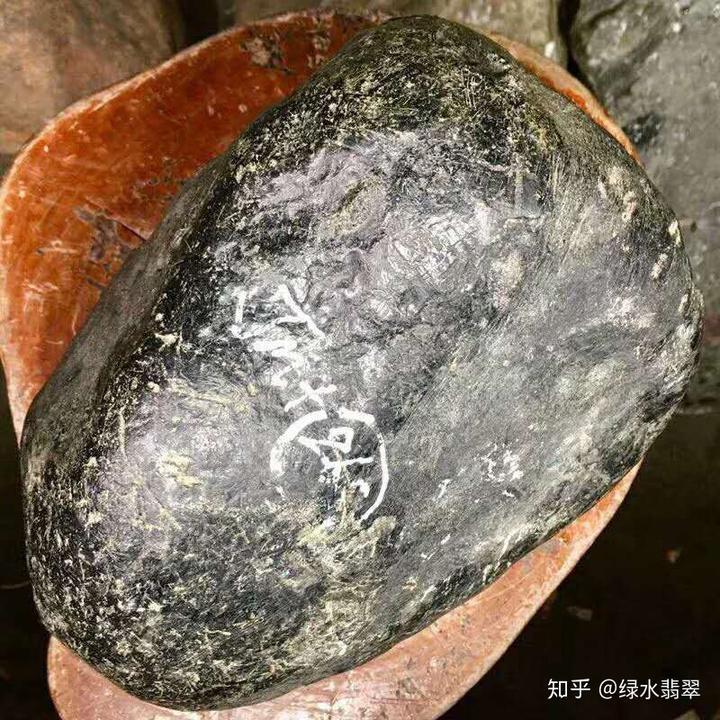 黑皮翡翠原石开过窗值多少钱-翡翠黑皮的好还是白皮