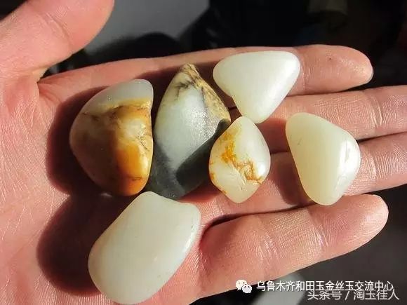 和田玉籽料黄沁皮料哪个好？和田玉黄沁皮籽料原石价值如何？