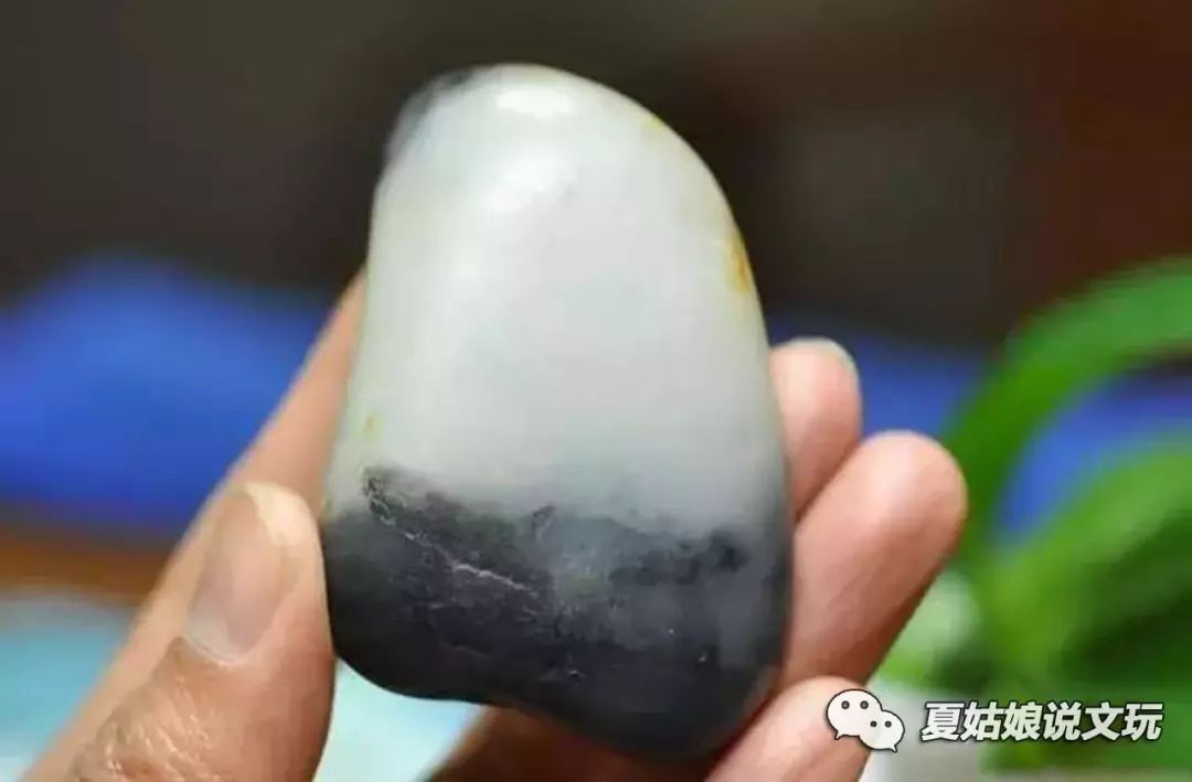 和田玉青花料里面能有白色的吗？为什么？值钱吗？不值钱？