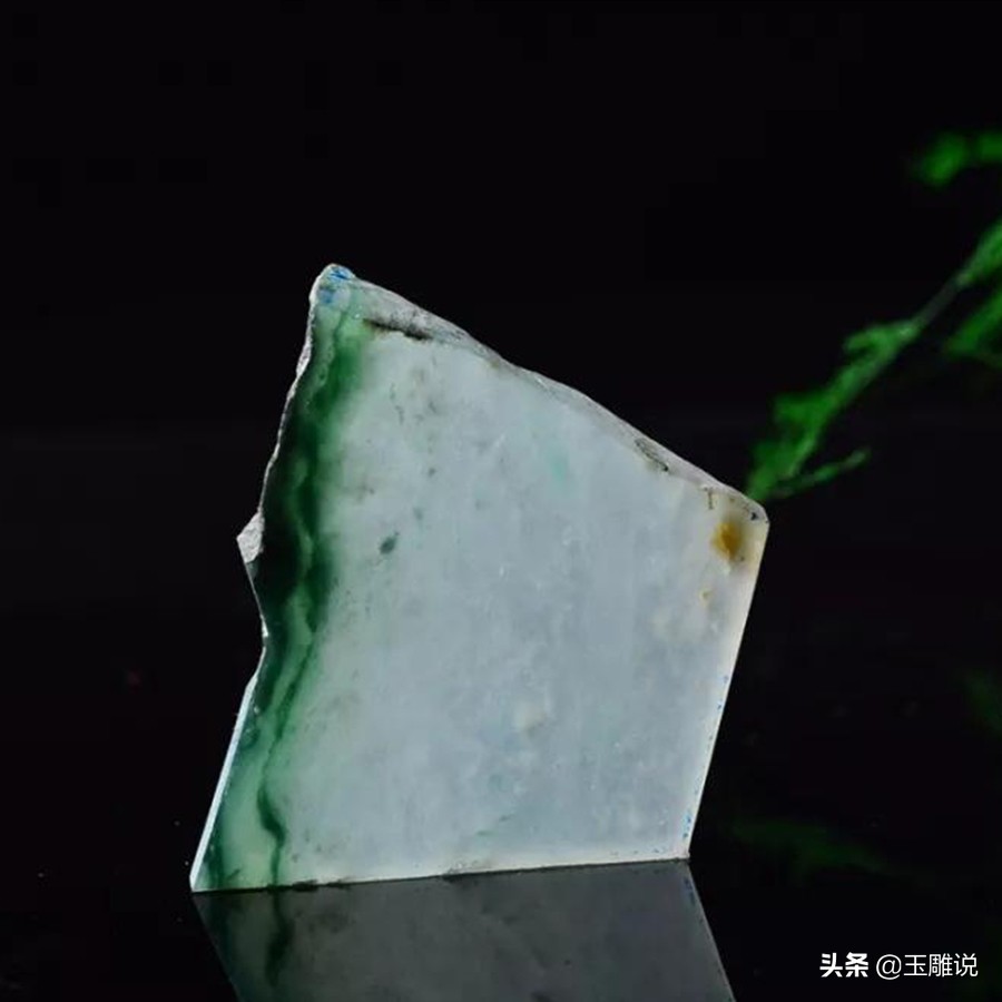 翡翠佛厚度多少合适：探讨翡翠佛的尺寸比例与大小选择，了解翡翠佛的价格。