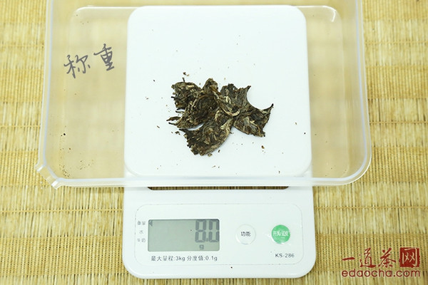 新普洱茶8克：精确称量与目测对比分析