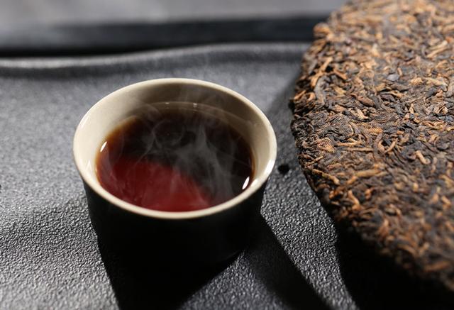 普洱茶饼要揉碎吗为什么不能喝、泡、变色，普洱茶饼弄碎泡需要晒吗？