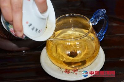 '瓷器壶泡普洱茶好不好呢怎么看真假：如何辨别普洱茶瓷器壶的真伪与品质'