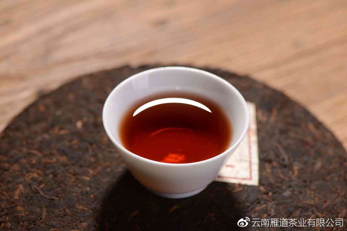 '探索黑普洱茶的健益处：功效、作用与适用人群'