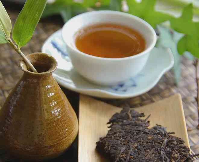 喝普洱茶时为什么要吐水？如何正确饮用普洱茶以避免不适？