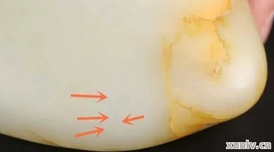 探索玉石中的横纹：形成、特点、鉴赏与收藏