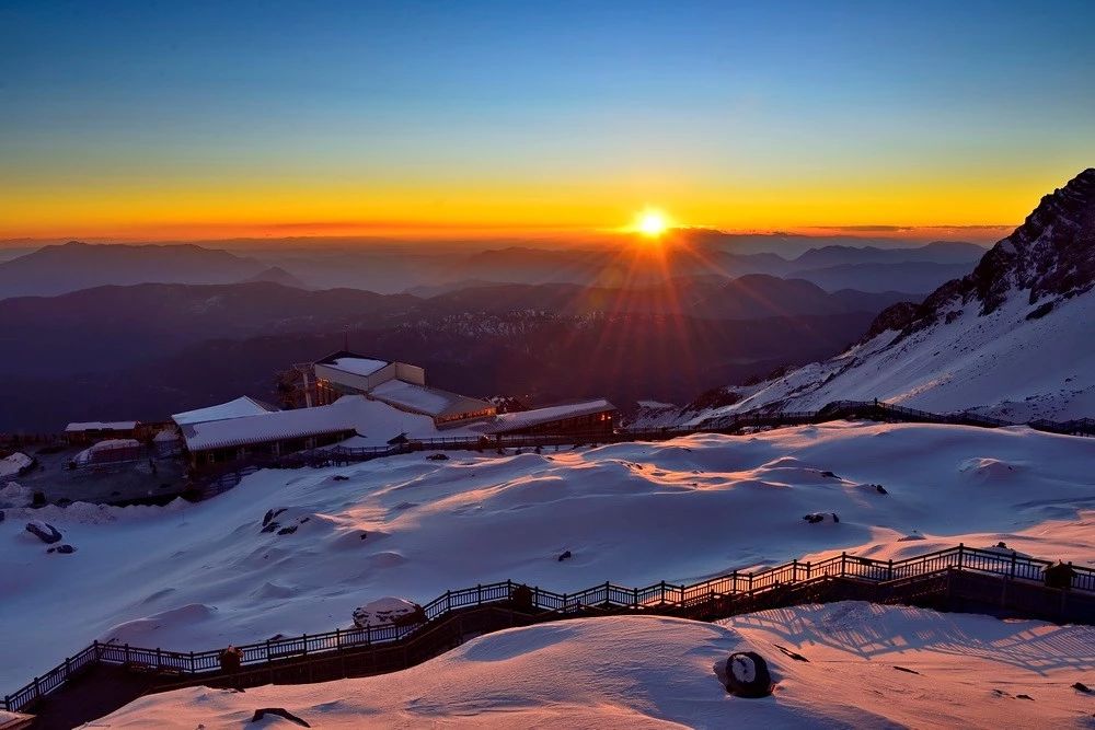 探索玉龙雪山为何独享雪域奇观：气候、地理和生物的综合解析