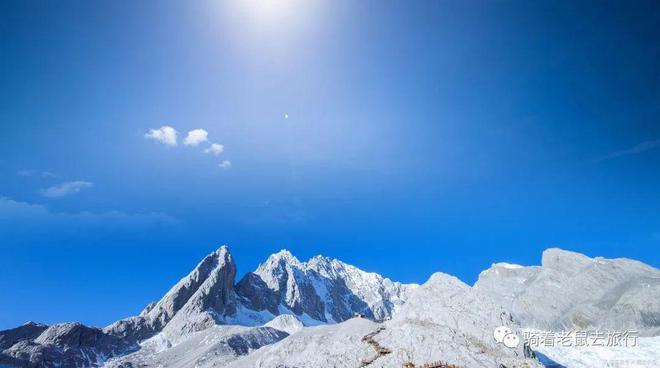 探索玉龙雪山为何独享雪域奇观：气候、地理和生物的综合解析