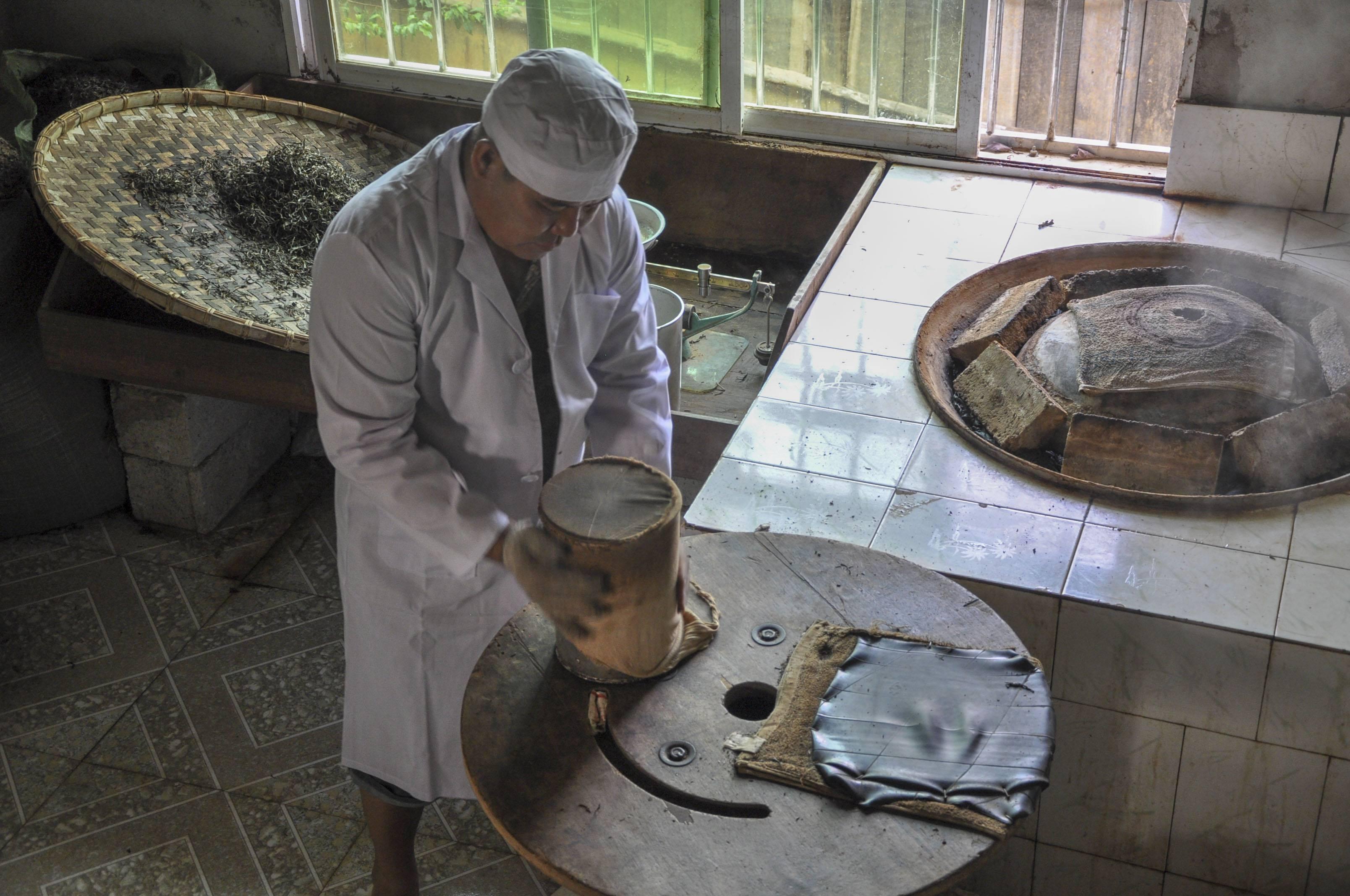 普洱茶压饼加工费用详解：包括材料、工艺、设备等方面的成本分析