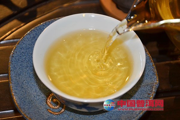 普洱茶的水味是什么：颜色、味道及其原因解析