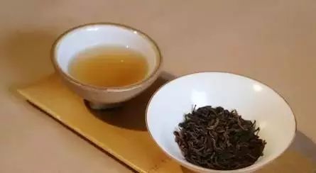 十年的普洱茶饼：品饮价值与保存期限探讨