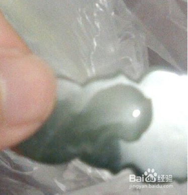 '玉上滴水珠是圆圆的吗：鉴别真假玉石上的滴水现象'