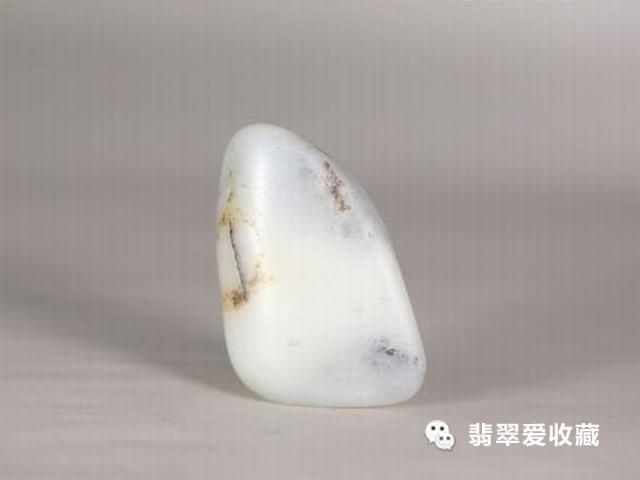 和田玉籽料青花与青海料青花的对比：哪个更优质？