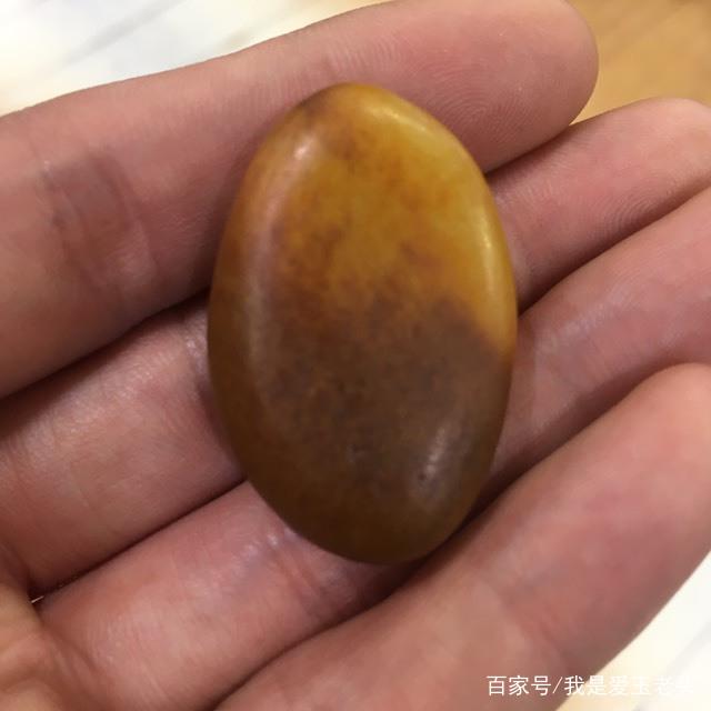 和田玉沁黄皮籽料盘玩后效果