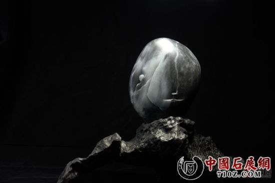 新疆和田玉黑青花翡翠原玉石精品展：天然玉石魅力尽显