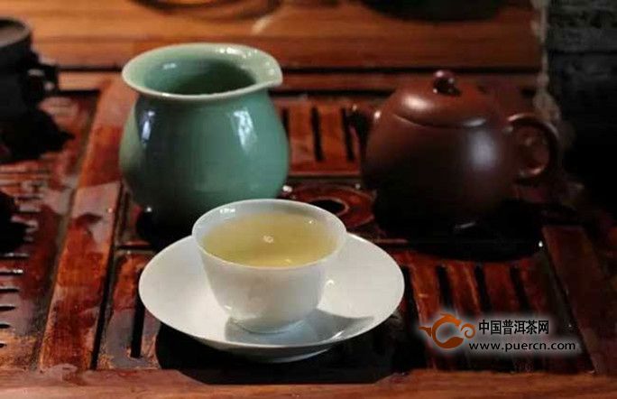 普洱茶里有枯枝烂叶能喝吗？普洱茶里有树枝正常吗？普洱茶叶霉了还能喝吗？