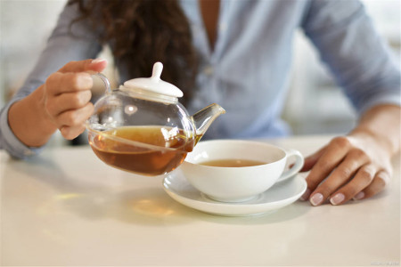 饥饿时饮用茶水：好处、注意事项和替代品全面解析