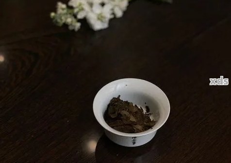 普洱茶有黑色沉淀物正常吗？如何处理？还能喝吗？