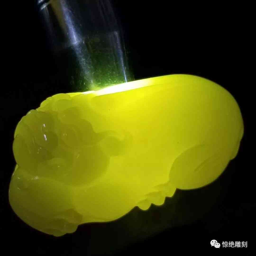 和田玉中的黄色芯芯料：一种难以抗拒的独特魅力