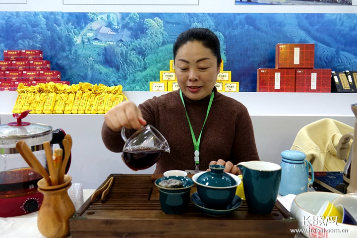 泡普洱茶的技巧：为何倒茶不沿杯？