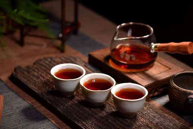 泡普洱茶的技巧：为何倒茶不沿杯？