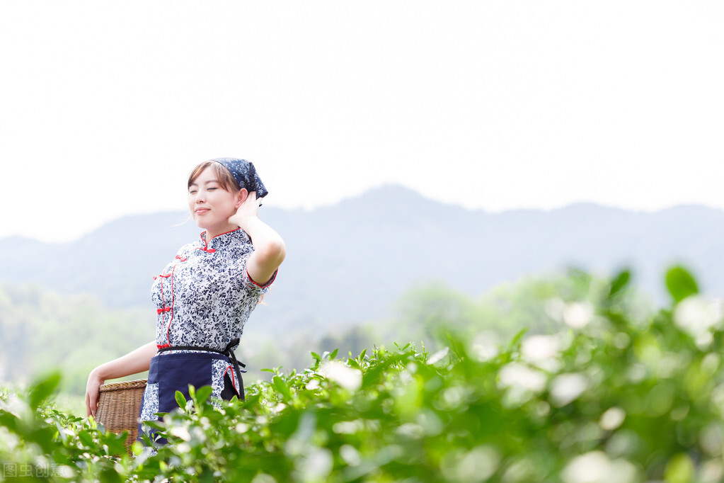 86年女虎玉镯佩戴方法与讲究：左右手各有何宜忌？如何选择最合适的手腕？