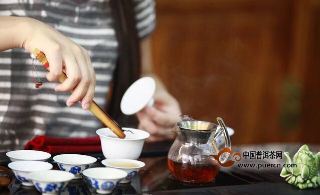 普洱茶的品饮时间与功效：饭后喝浓普洱茶的好处与禁忌