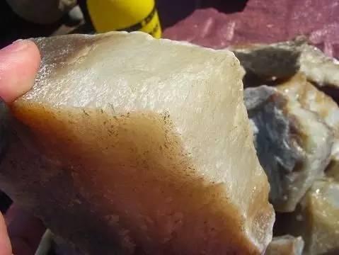 俄料和田玉糖料值钱吗？与和田玉糖料的区别