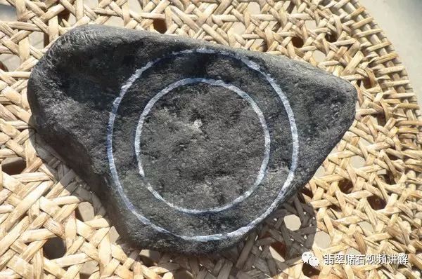 格应角翡翠成品详解：场口特征、皮壳特点与品质鉴别