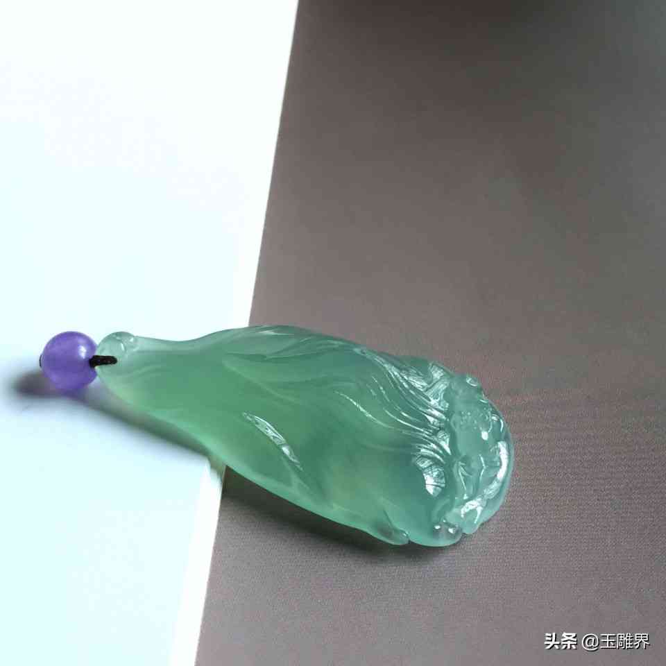 翡翠中的细微纹路：正常现象还是品质问题？