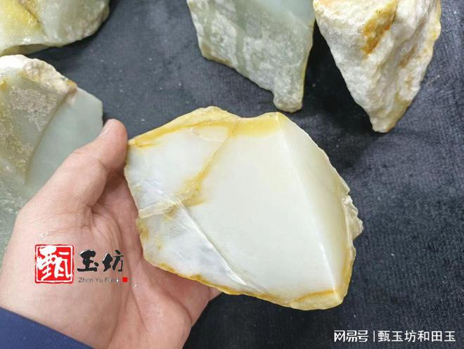 和田玉黑山料与且末料的六大区别解析：了解这两种和田玉的不同特点