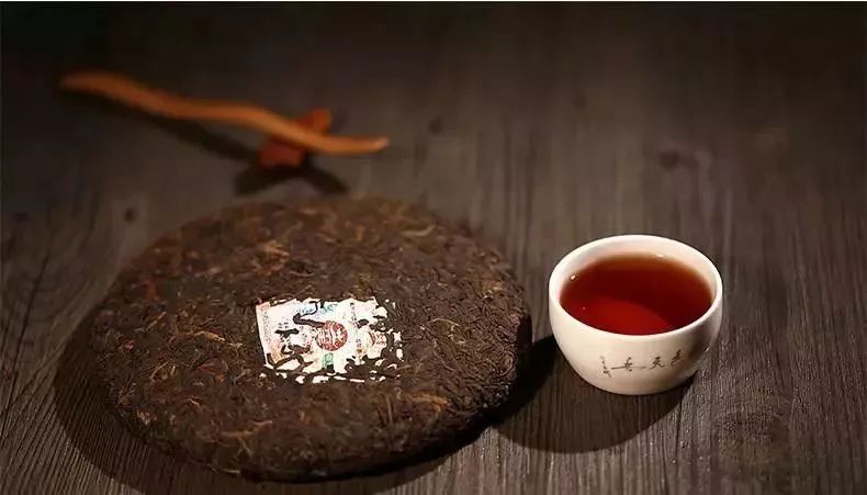 不同品质的普洱茶能否存放在同一茶罐？为什么？请简述原因。