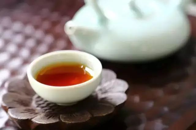 普洱茶冬天喝好不好？普洱茶冬喝的对比及适宜性