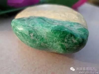 冰种晶体颗粒粗的翡翠原石价值与结构特征