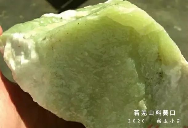 且末糖白与俄料糖白的区别及其手镯对比，详细解析两种糖白原料特性