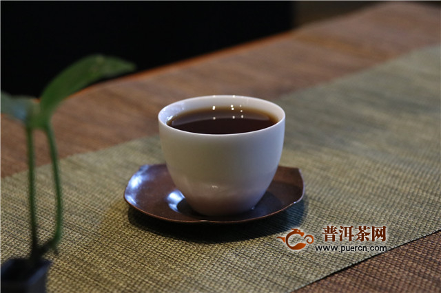 普洱茶对杯子的影响：使用不同材质的杯子品饮普洱茶的效果及注意事项