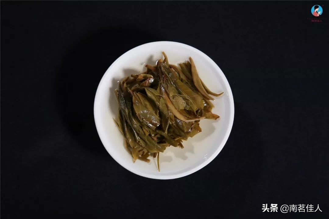 像普洱茶一样的男人是什么意思：成熟沉稳，内涵丰富，越陈越香。