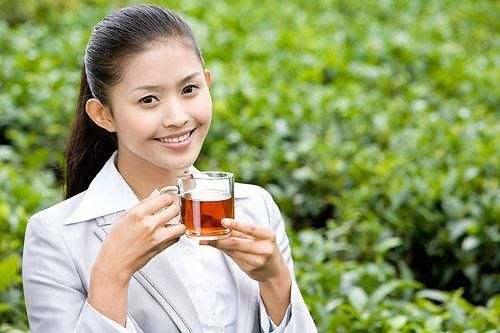 普洱茶的健益处：为女性打造的全方位美颜与健指南