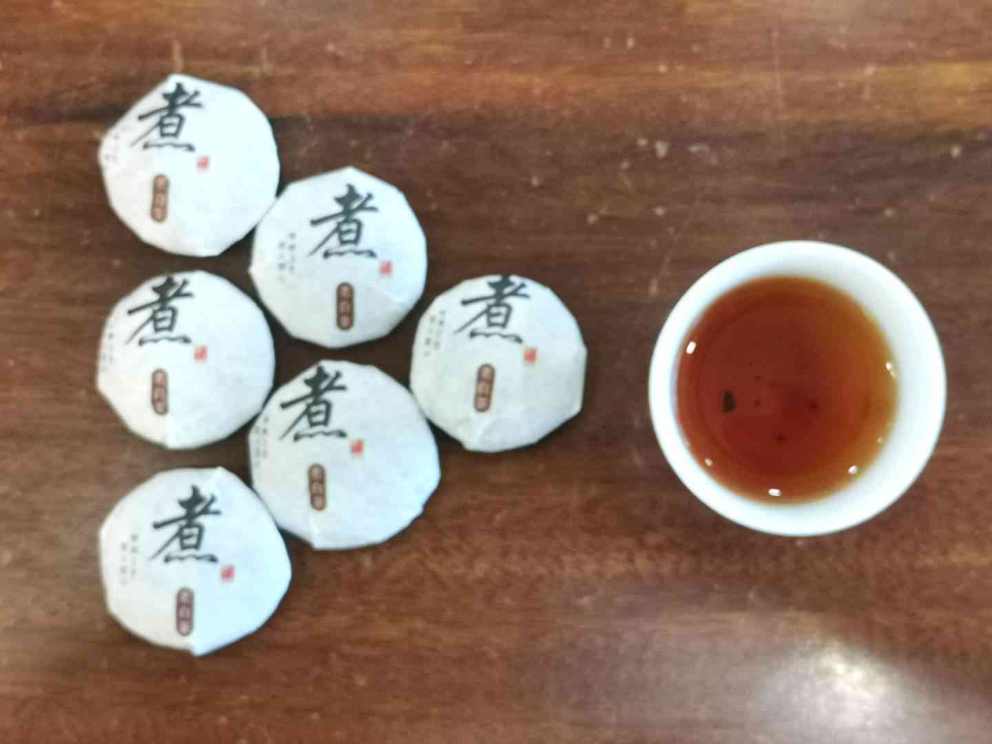 普洱茶龙珠和茶饼：哪个更适合你？比较与分析