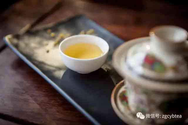 普洱茶饼：紧实与松散的差异及其影响，哪种更好？