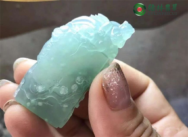 天山冰玉与东陵玉的较量：一场视觉盛宴的终极对决