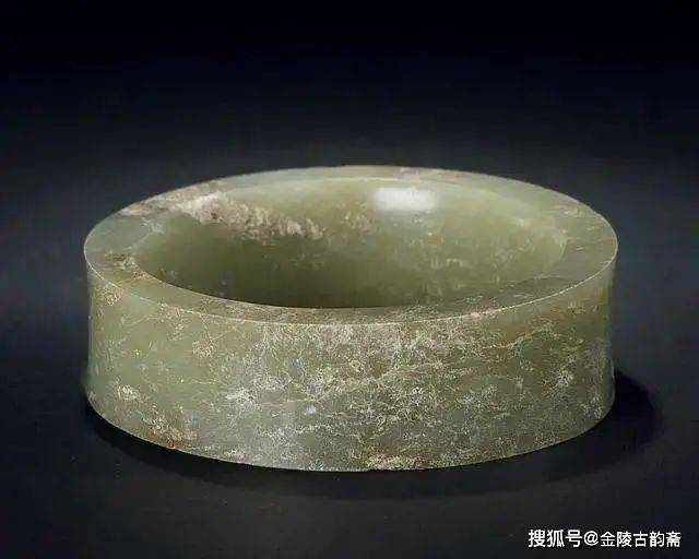 古代玉质手镯：精美工艺与文化传承的象征