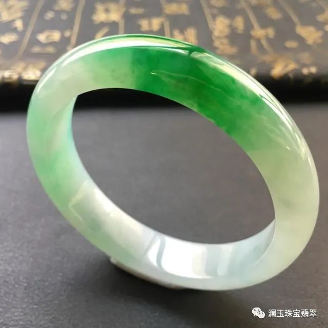 翡翠手镯绿货和种水谁更美：探讨绿色翡翠的魅力与价值