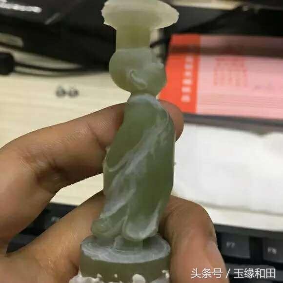 和田玉牌子机雕与手工的区别